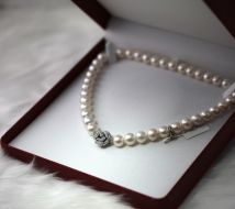 The Elegance of Pearl Jewelry: How to Style It